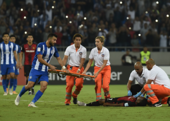 Natxo Insa seizes stretcher amid medical delay after JDT striker collapse