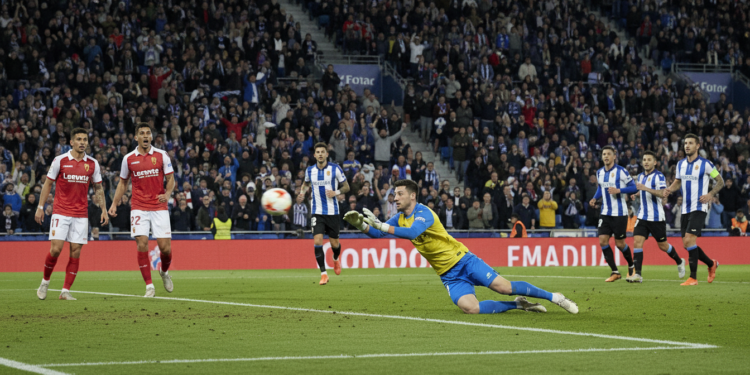 Espanyol draws 0-0 with Levante as Dmitrovic rescues point in 16-match slump