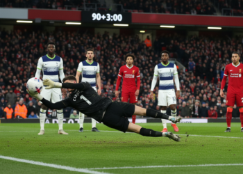 Tottenham targets Sunderland goalkeeper Robin Roefs amid Chelsea and Liverpool interest