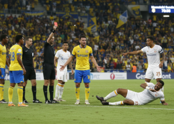 Mamelodi Sundowns finish with 10 men as Cardoso accuses Chiefs of violence