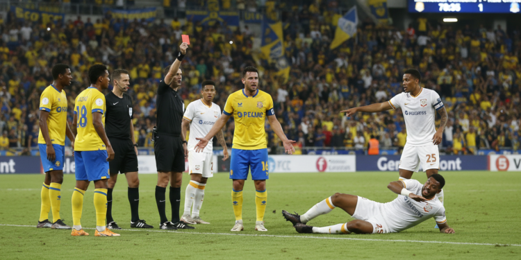 Mamelodi Sundowns finish with 10 men as Cardoso accuses Chiefs of violence