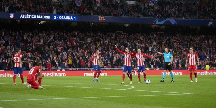 Atlético Madrid return to winning ways as Lookman penalty sinks Osasuna 2-1