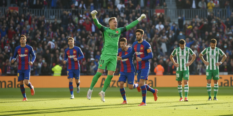Barcelona beat Betis 3-1 as Joan Garcia inches toward first Zamora