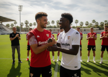 Loïc Badé welcomes Arouna Sangante to Sevilla in Spanish video