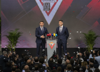 Girona promotes Quique Álvarez to head coach with brother Oscar as assistant