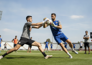Sevilla Signs Goalkeeper Fran González to Challenge Odysseas Vlachodimos for Starting Spot