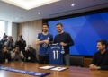 Chelsea complete signing of Pep Chavarría from Rayo Vallecano for £21m